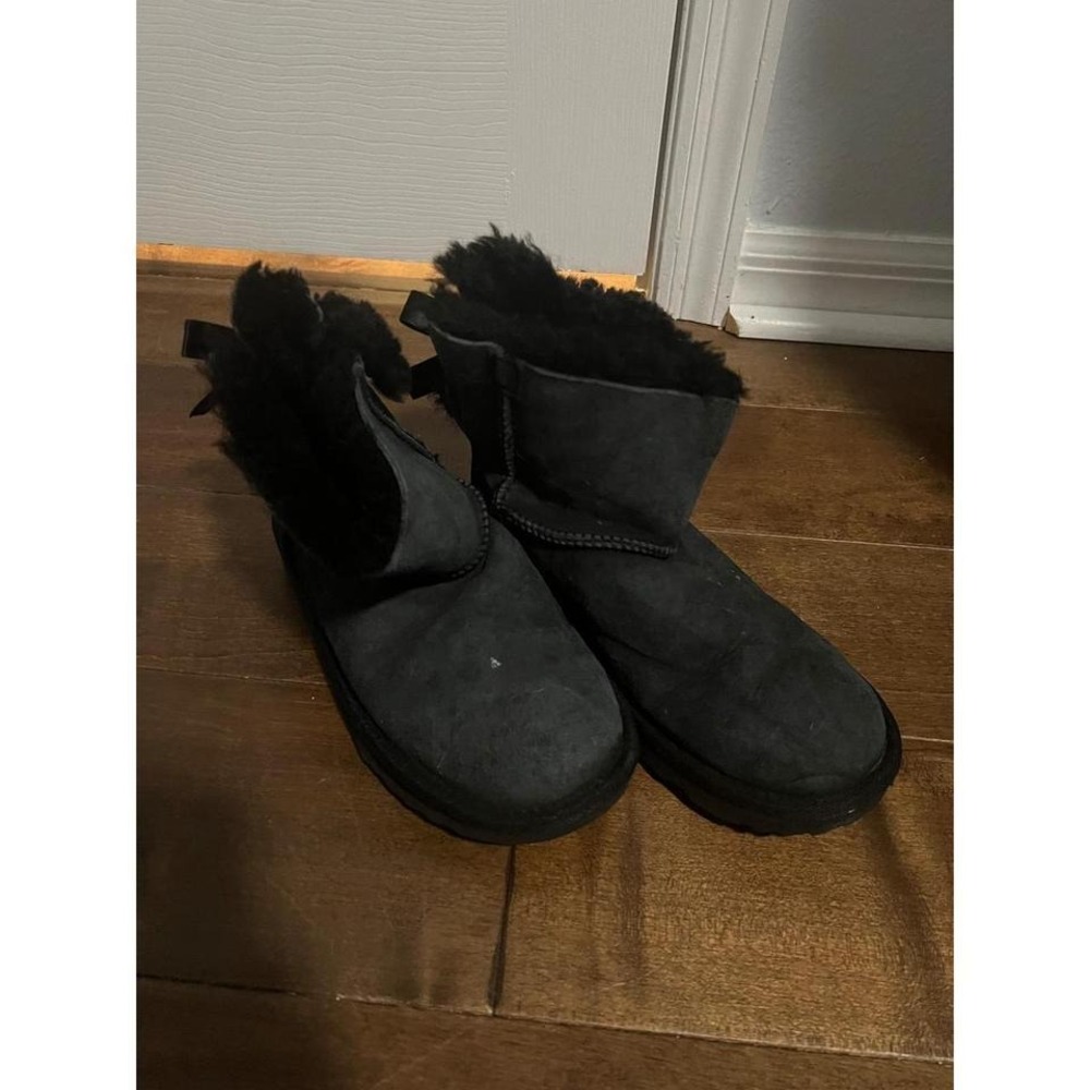 UGG Kids Mini Bailey Bow II Black Suede Sheepskin Boots Size 4